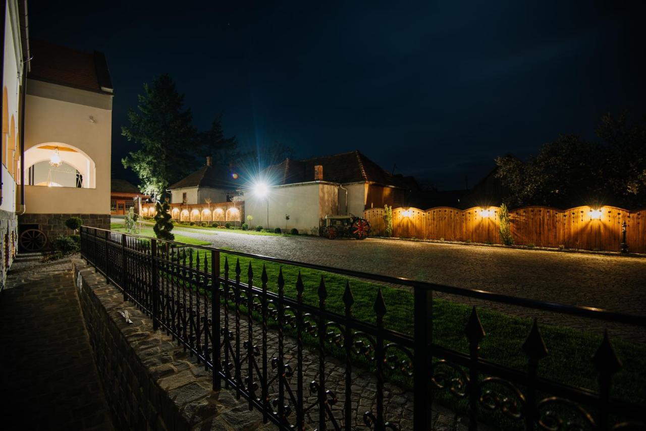Molnos Kuria Pension Corund  Esterno foto
