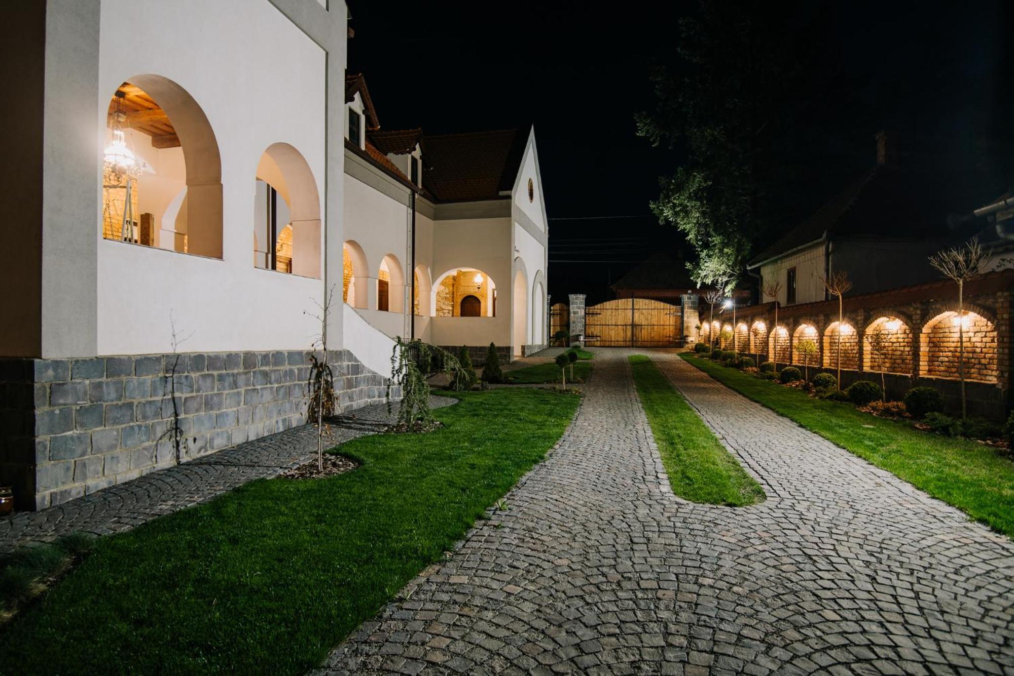 Molnos Kuria Pension Corund  Esterno foto