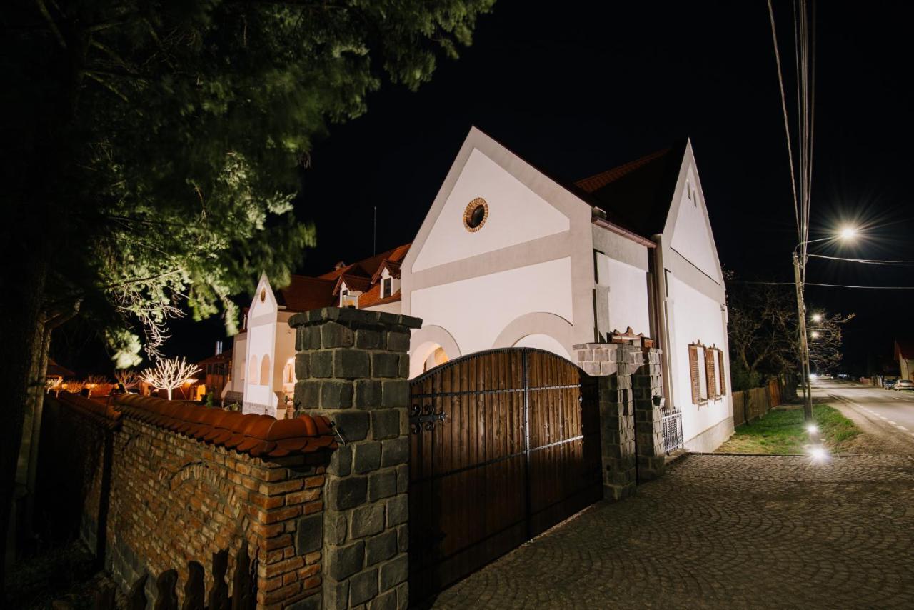 Molnos Kuria Pension Corund  Esterno foto