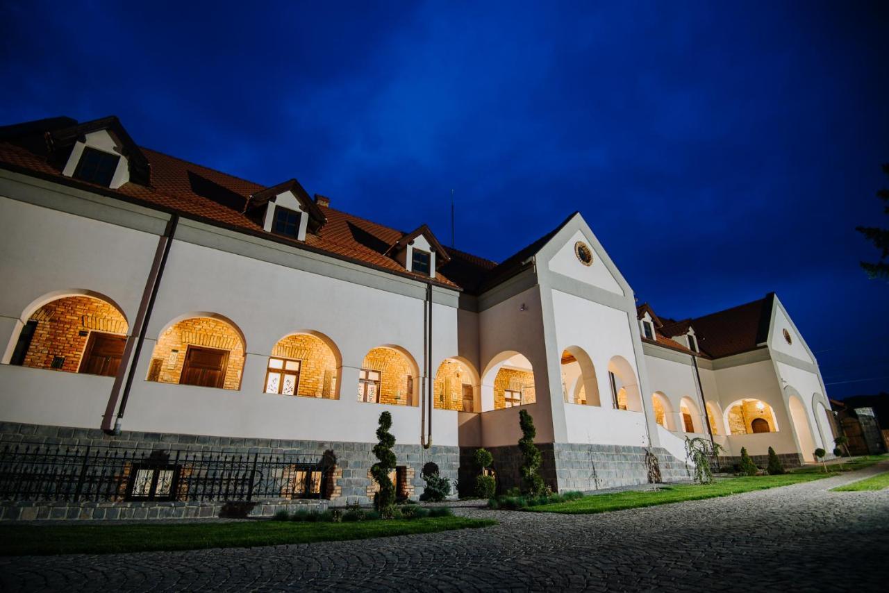 Molnos Kuria Pension Corund  Esterno foto